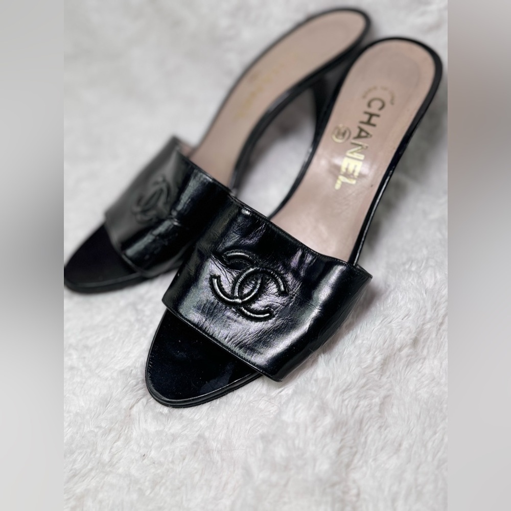 Vintage 1990s Chanel patent leather stylish heels